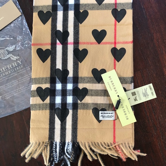 Burberry Accessories - 🖤🖤HOST PICK🖤🖤Burberry Heart scarf